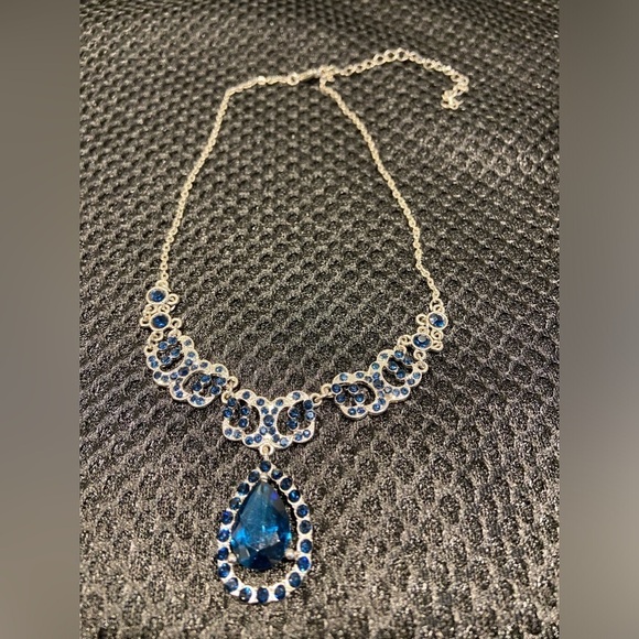 Old Hollywood Style Crystal Teardrop Statement Necklace Dangle Earrings Set - Picture 7 of 12